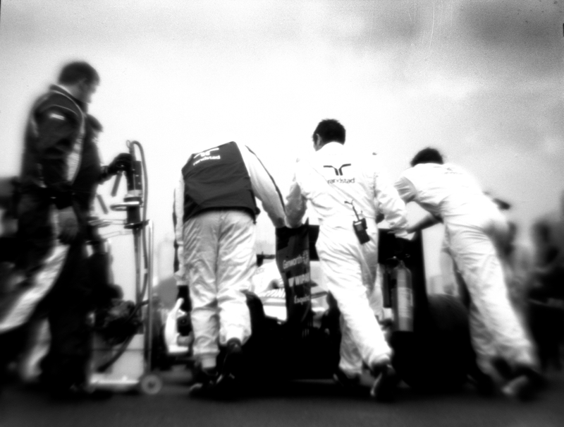 Illustration for article titled This Photographer Shoots 230 MPH Formula One Cars On A Camera From 1913